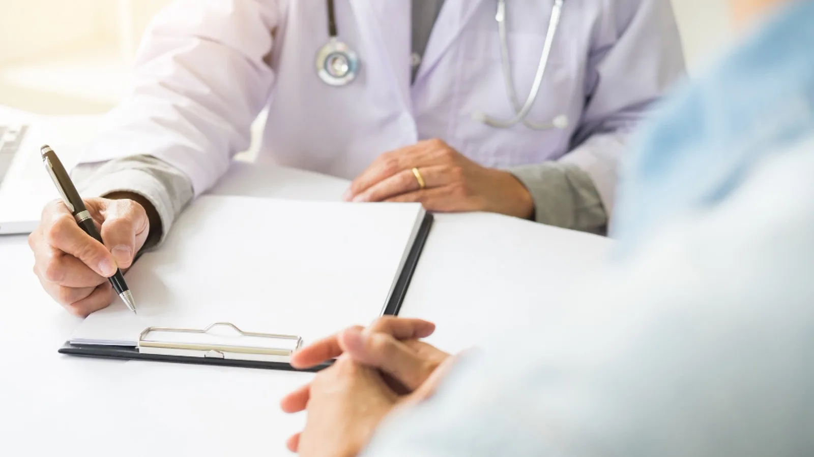 ¿Qué especialista trata la hepatitis?